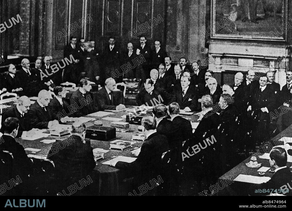 Utan bildtext. Not. 1 dec 1925: Vi talade eupeiska B.v: Mötet i London, då Locarnoavtalet undertecknades. Vid kortändan Baldwin och Austen Chamberlain, ytterst t.v. Stresemann och Luther, t.h. bl. a Briand. Anm. Se även BAG466 CD99 persons: Stanley Baldwin ;Austen Chamberlain ;Hans Luther sites: STORBRITANNIEN ;LONDON.