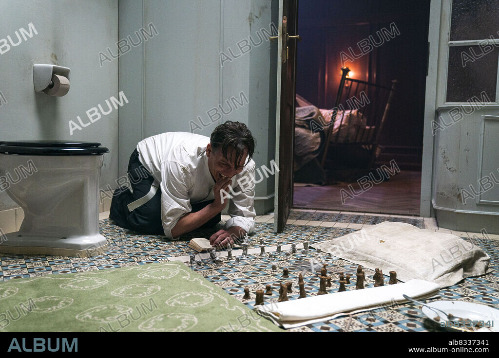 OLIVER MASUCCI in THE ROYAL GAME, 2021 (SCHACHNOVELLE), directed by PHILIPP STOLZL. Copyright WALKER WORM FILM.