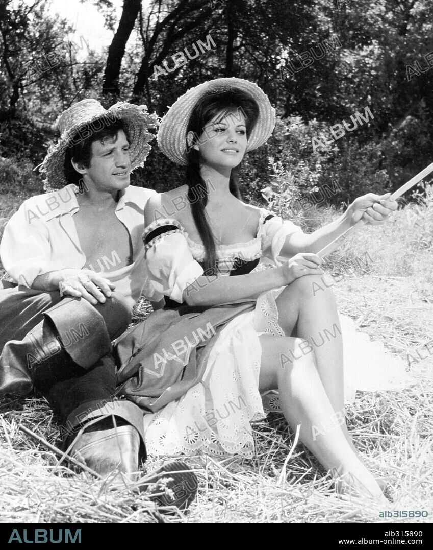 CLAUDIA CARDINALE et JEAN-PAUL BELMONDO dans CARTOUCHE, 1962, réalisé par PHILIPPE DE BROCA. Copyright LES FILMS ARIANE/FILMSONOR/VIDES.