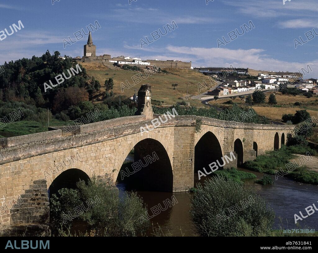 PUENTE DE GALISTEO SOBRE EL RIO JERTE AL FONDO GALISTEO.