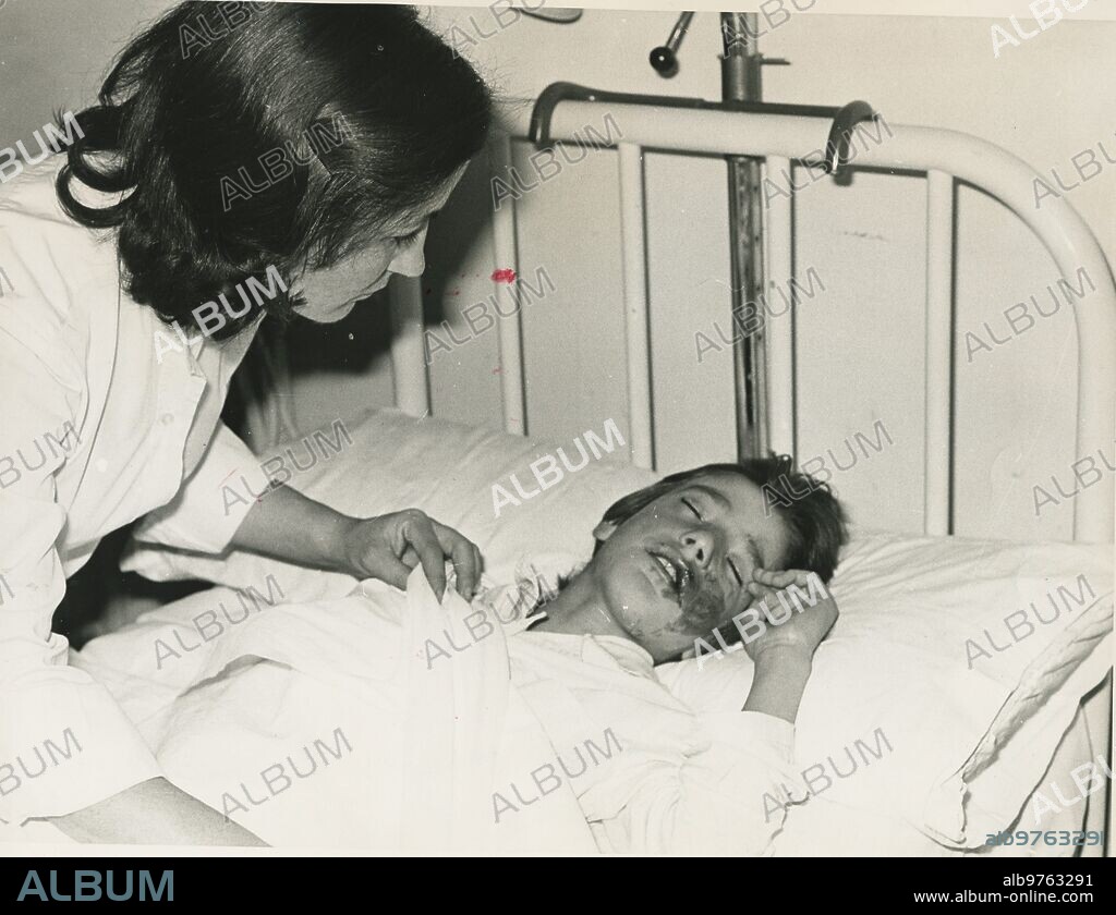22 diciembre 1978. Muñoz (Salamanca) Accidente de una locomotora con un autobus escolar. 30 niños muertosSALAMANCA: NAVIDADES DE LUTO Miguel Ángel Herrero Velasco, que resultó herido, junto a su madre en el hospital al que fue trasladado.