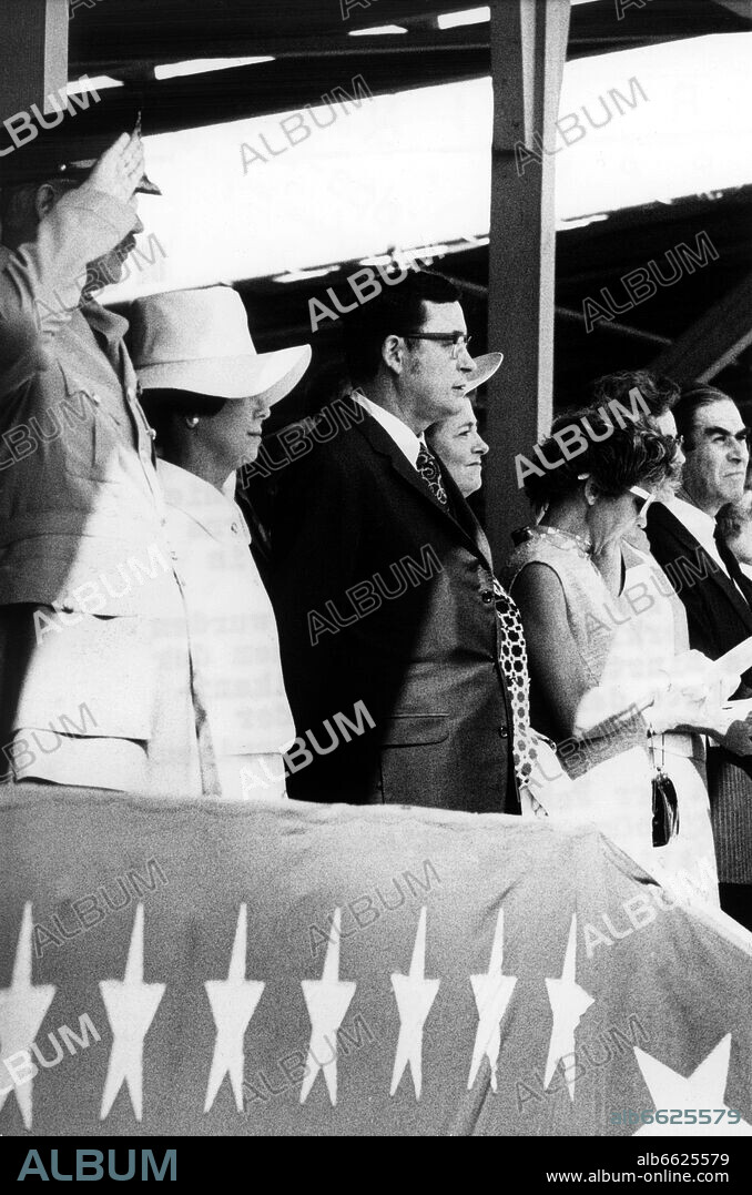 Heidi Schütz und KLAUS SCHÜTZ. From the VIP stand, the ruling mayor of Berlin, Klaus Schütz (centre), and his wife Heidi (to his right) watch the festivities of the US army in Berlin on the occasion of the American Day of Independece on 4 July 1971. 04/07/1971