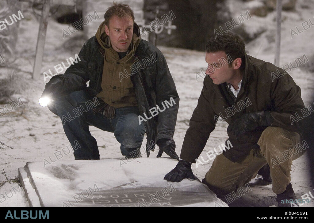 DAVID THEWLIS and LIEV SCHREIBER in THE OMEN, 2006, directed by JOHN MOORE. Copyright VALITUTTI, VINCE.