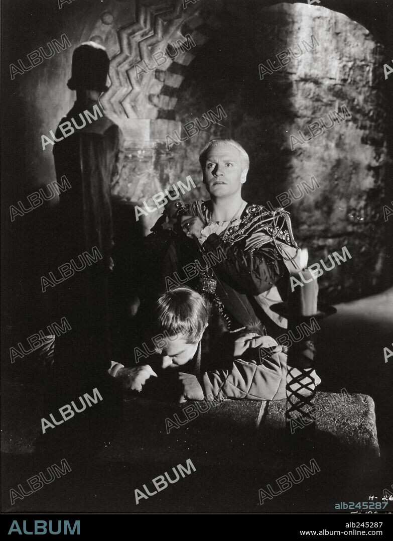 BASIL SYDNEY and LAURENCE OLIVIER in HAMLET, 1948, directed by LAURENCE OLIVIER. Copyright TWO CITIES/RANK.