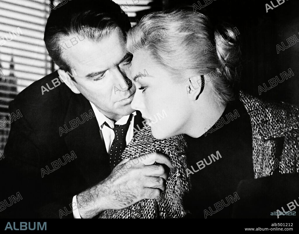 JAMES STEWART y KIM NOVAK en VERTIGO [DE ENTRE LOS MUERTOS], 1958 (VERTIGO), dirigida por ALFRED HITCHCOCK. Copyright Alfred J. Hitchcock Productions.