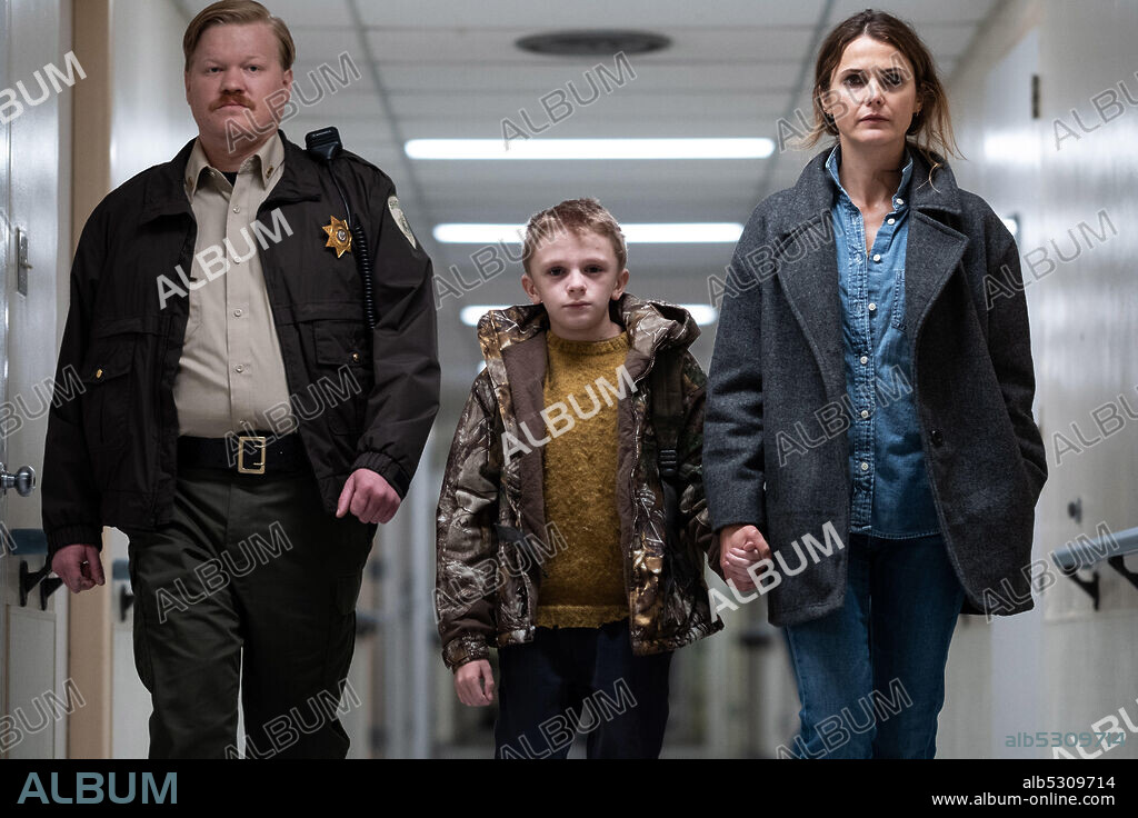 JEREMY T. THOMAS, JESSE PLEMONS and KERI RUSSELL in ANTLERS, 2021, directed by SCOTT COOPER. Copyright FOX SEARCHLIGHT PICTURES.