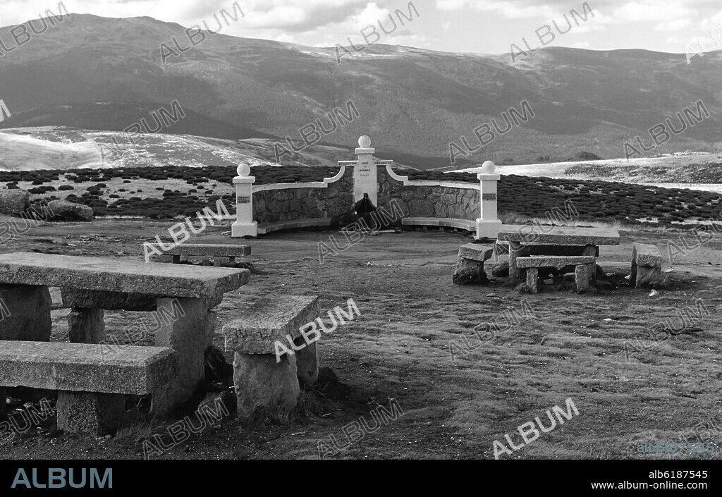 MERENDERO DE PIEDRA Y FUENTE COSSIO EN EL PUERTO DE LA MORCUERA - FOTOGRAFIA EN BLANCO Y NEGRO - AÑOS 60.