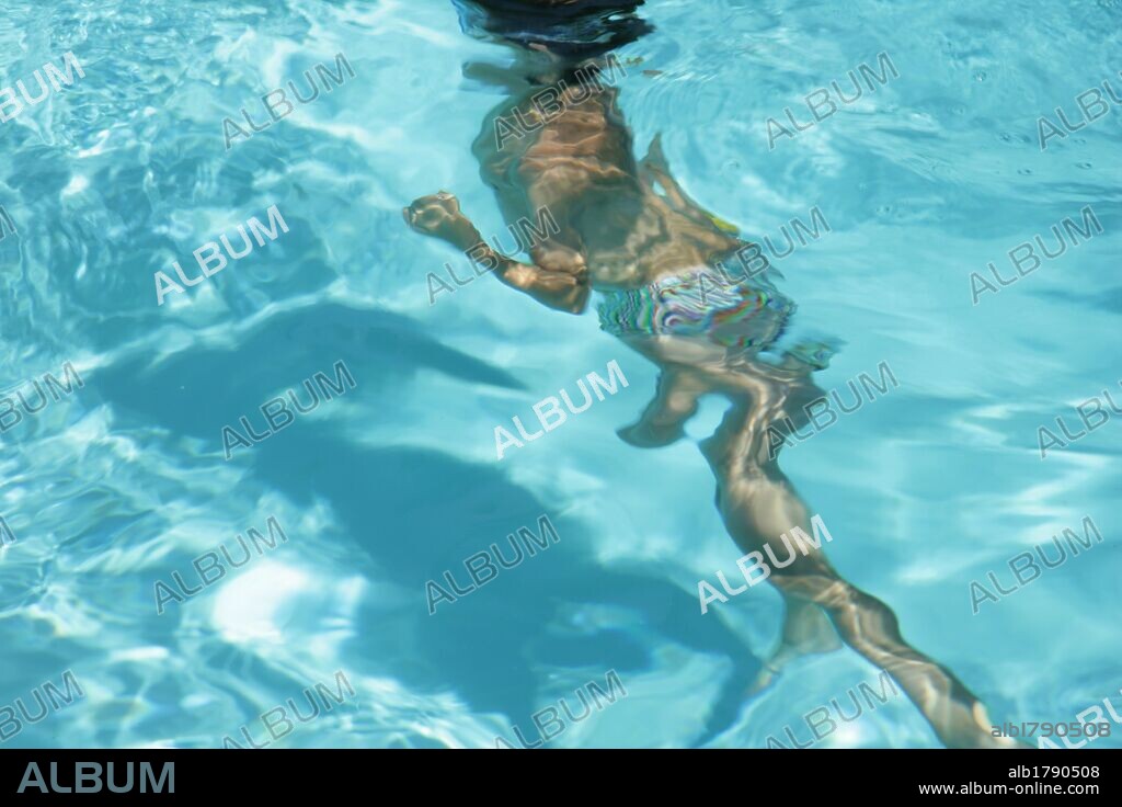 NIÑO de siete años buceando en una piscina.