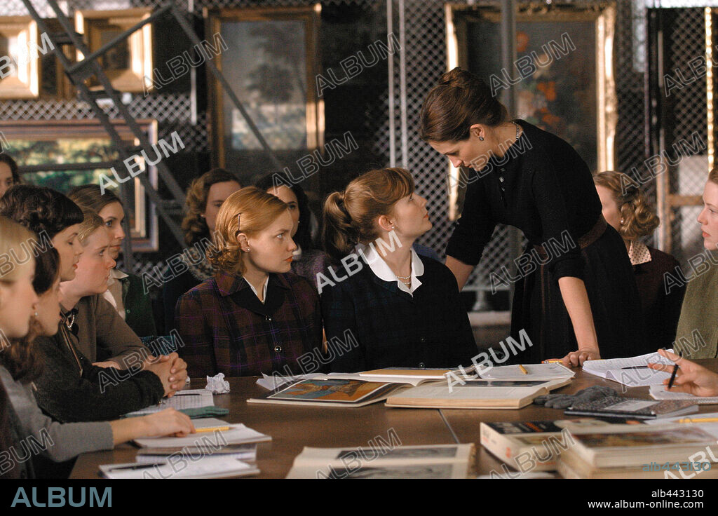 JULIA ROBERTS, KIRSTEN DUNST y LAURA ALLEN en LA SONRISA DE MONA LISA, 2003 (MONA LISA SMILE), dirigida por MIKE NEWELL. Copyright REVOLUTION SRUDIOS AND COLUMBIA PICTURES INC. / MARSHAK, BOB.
