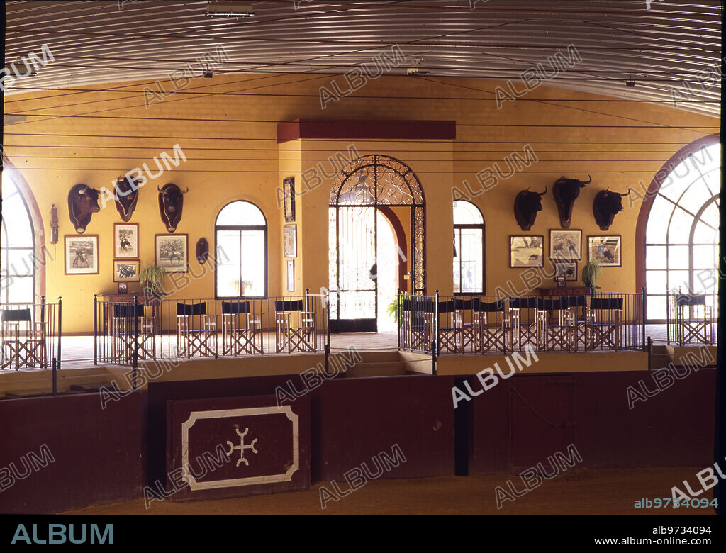 Los Alburejos (Cádiz), junio de 1995. Los Alburejos, finca de la familia Domecq. En la imagen, la plaza de toros cubierta.