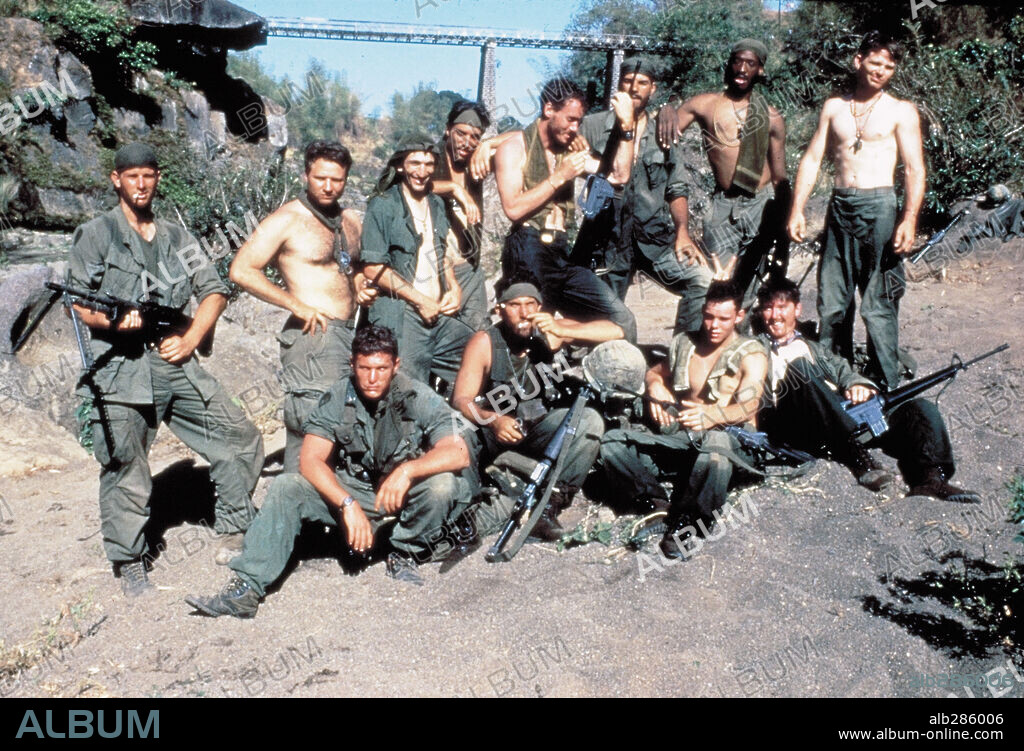 PLATOON, 1986, dirigida por OLIVER STONE. Copyright ORION PICTURES.