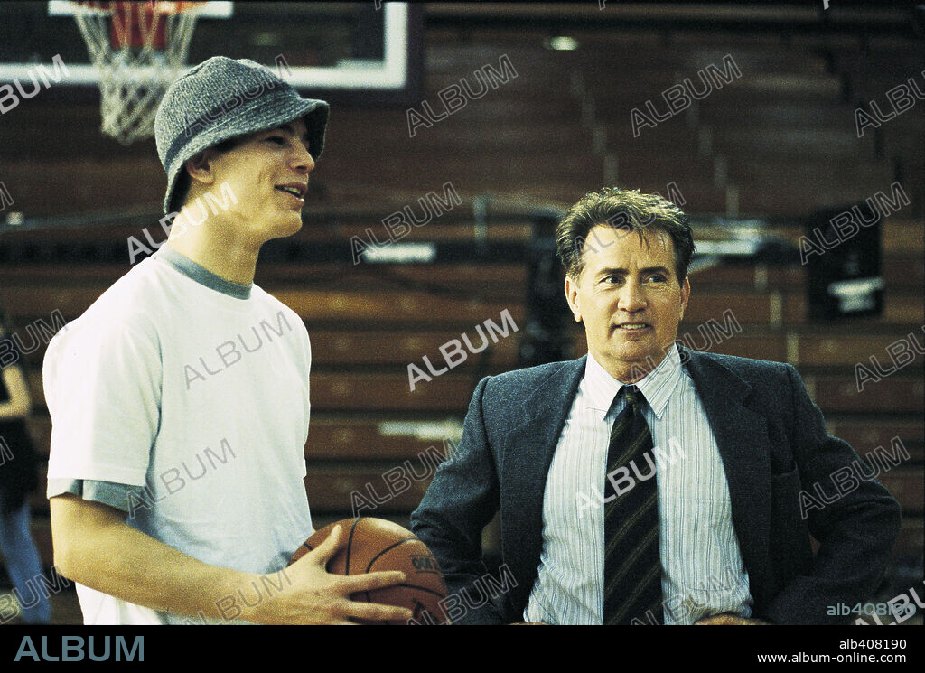 JOSH HARTNETT and MARTIN SHEEN in O, 2001, directed by TIM BLAKE NELSON. Copyright MIRAMAX.