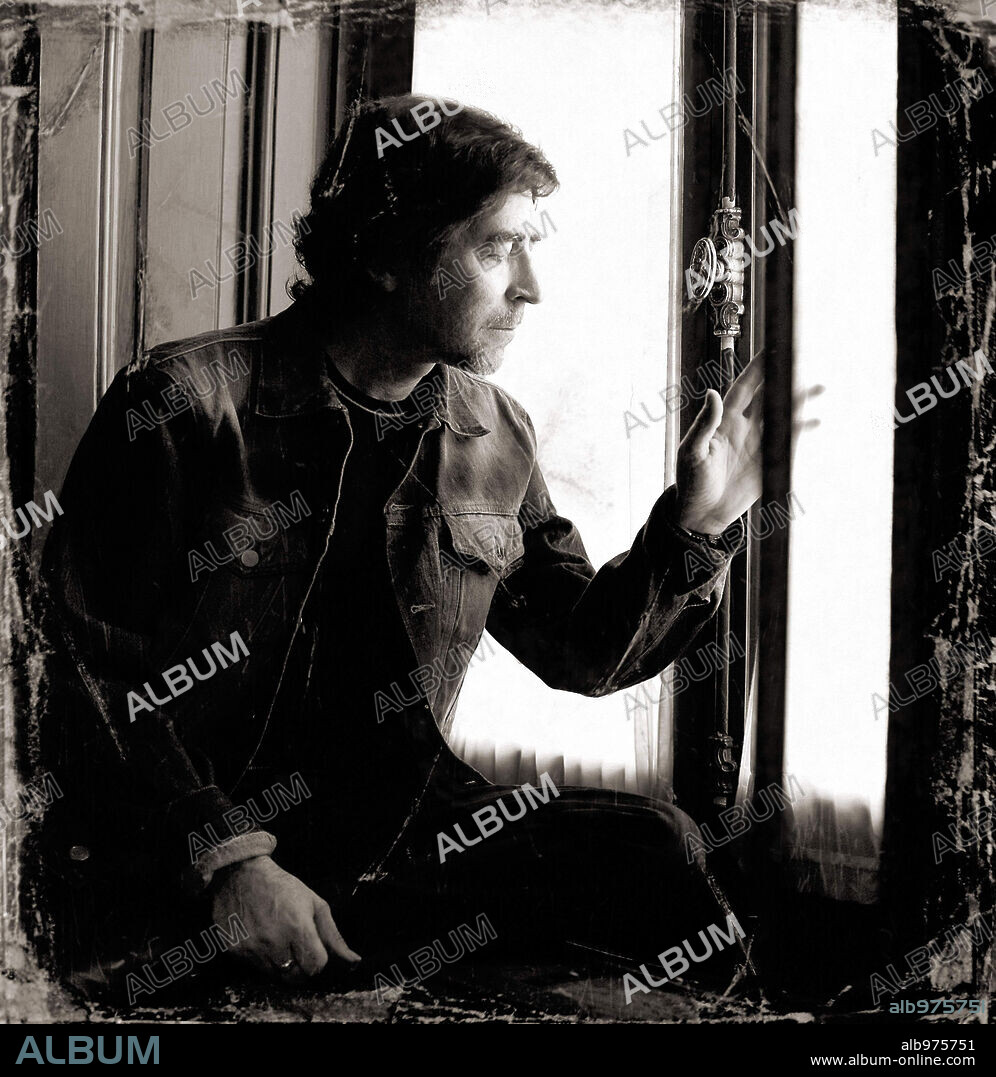 Joaquín Sabina. Foto promocional del disco 'Alivio de luto'. 2005.