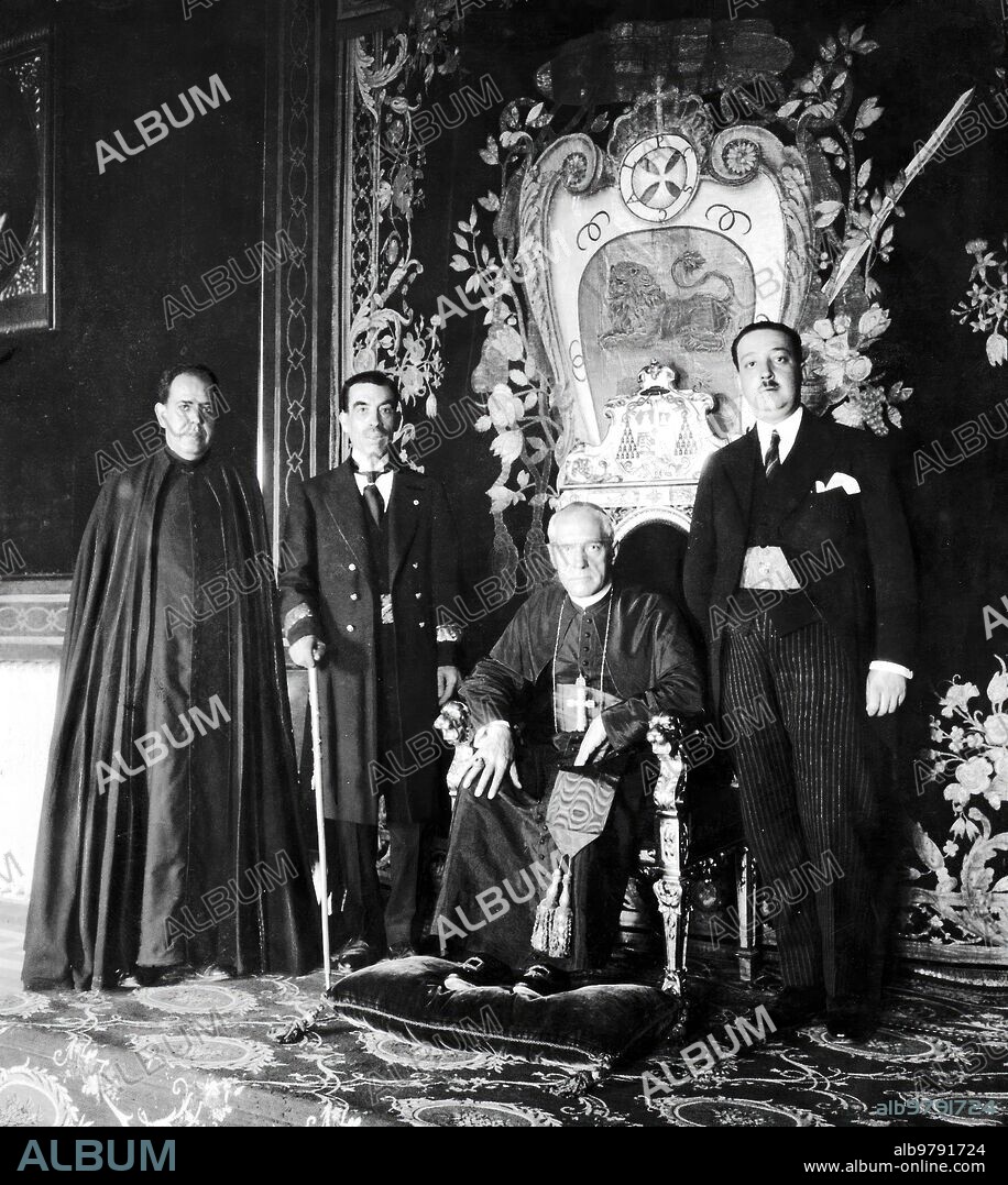Junio 1923. Toledo. En el palacio Arzobispal.Su eminencia cardenal Reig en el salón del trono del palacio Arzobispal, acompañado del deán D. José polo Benito, del gobernador civil D. José Castelló, y del alcalde de Toledo D. Francisco Muro.