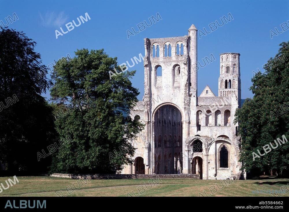 Jumièges (Dép. Seine-Maritime, Normandie, Frankreich), Abtei - Abbaye, Abteikirche - Église abbatiale Notre-Dame (erbaut 1040-1067; Chor 13. Jh.; nach 1792 Verfall). Ansicht der Kirchenruine von Osten. Foto (Florian Monheim) (6 × 9 cm).