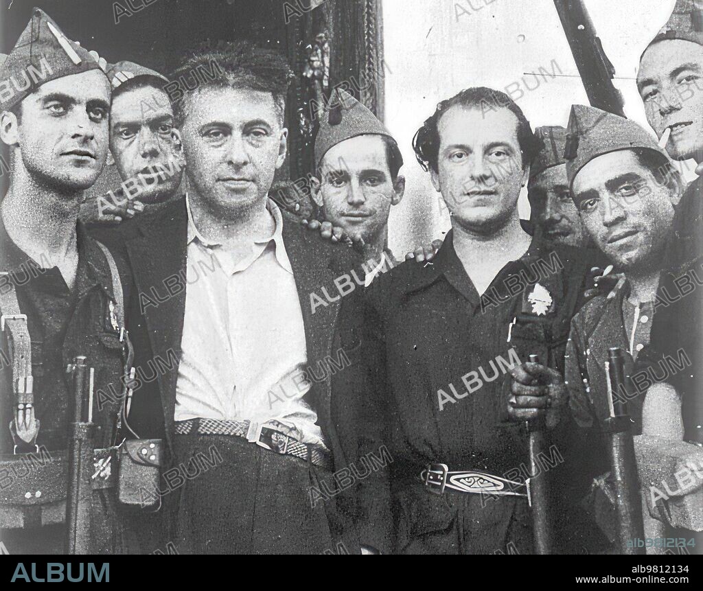 1937. El poeta Rafael Alberti, junto al escritor ruso Ilya Ehrenburg y un grupo de milicianos en el frente de Talavera.