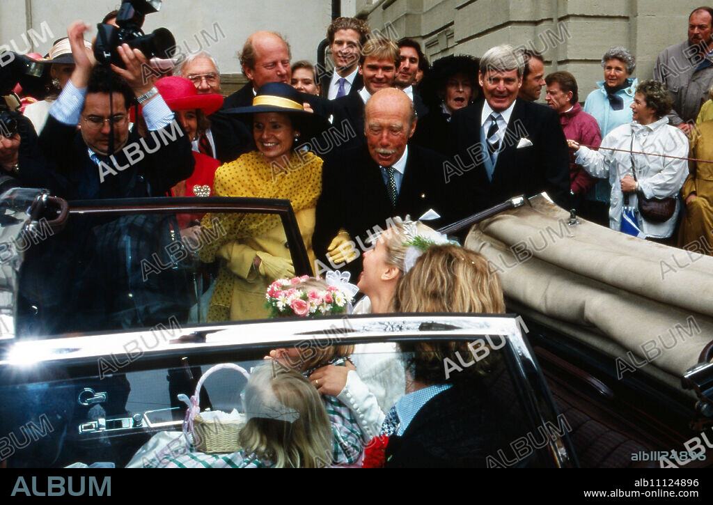 Joachim Egon Prince of Fürstenberg congratulates Maximilian von Fürstenberg on his wedding to Diana von Berlichingen in Jagsthausen, Germany in 1992. (original german headline: Hochzeit Maximilian von Fürstenberg).