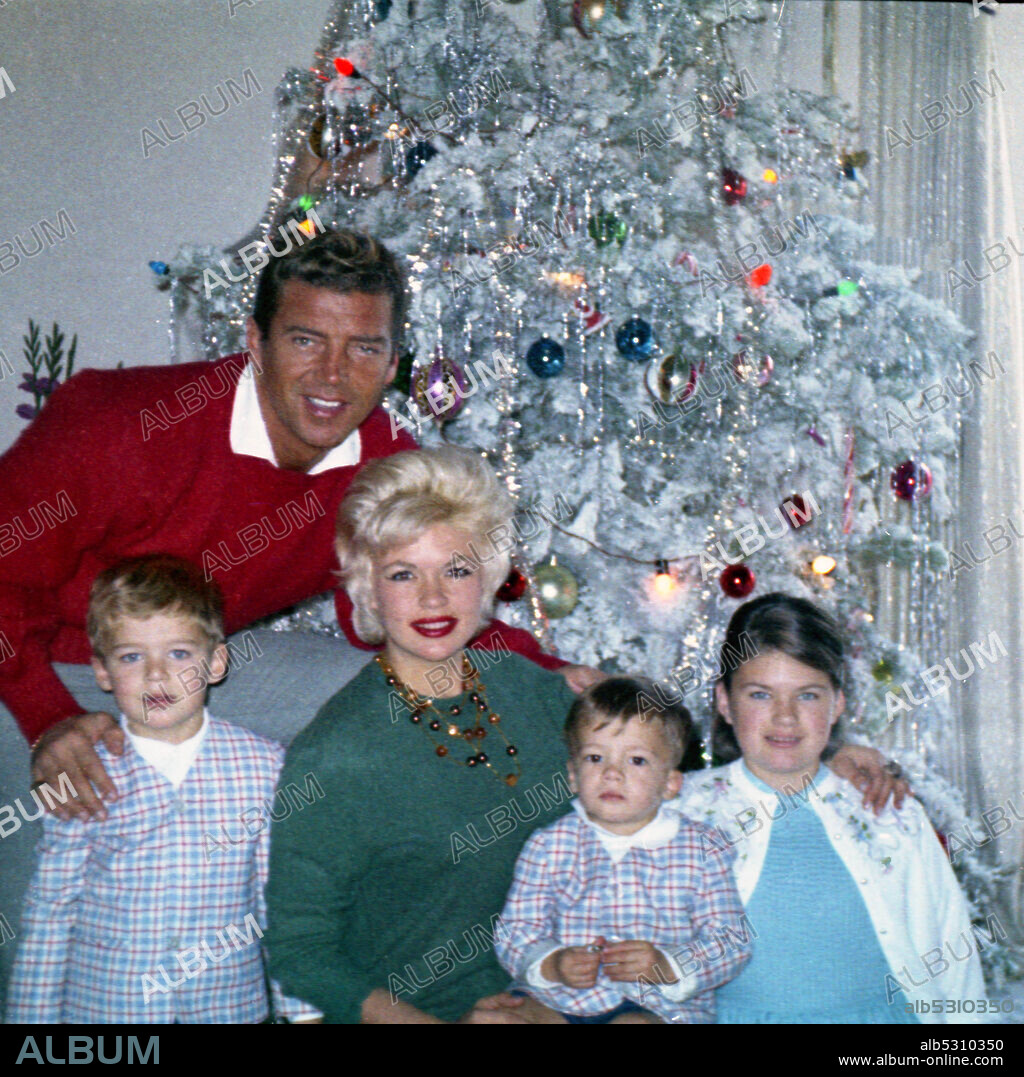 JAYNE MANSFIELD. Circa 1960, Los Angeles, California, USA: American actors husband and wife MICKEY HARGITAY and JAYNE MANSFIELD pose together under a Christmas tree, during a family portrait with their children.