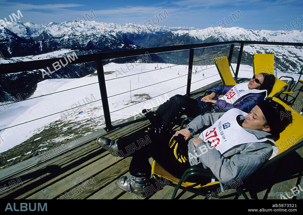 Baqueira -Beret, estación de ski; tomando el sol en "El Mirador" (Vall d'Aran).