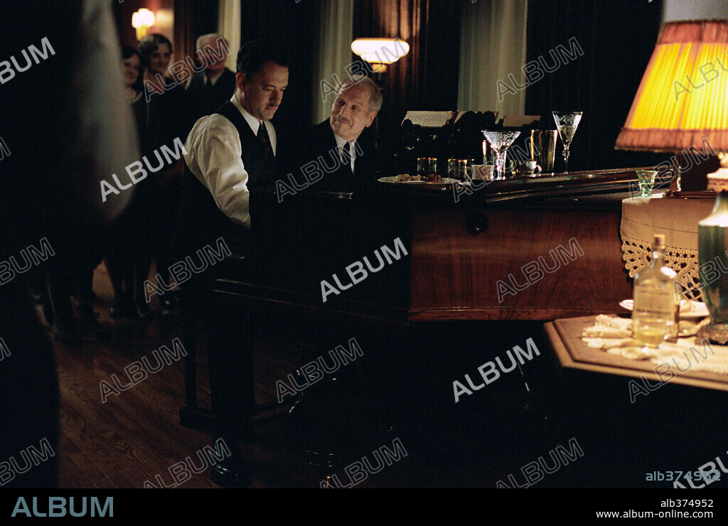 PAUL NEWMAN and TOM HANKS in ROAD TO PERDITION, 2002, directed by SAM MENDES. Copyright DREAMWORKS PICTURES/TWENTIETH CENTURY FOX / DUHAMEL, FRANÇOIS.