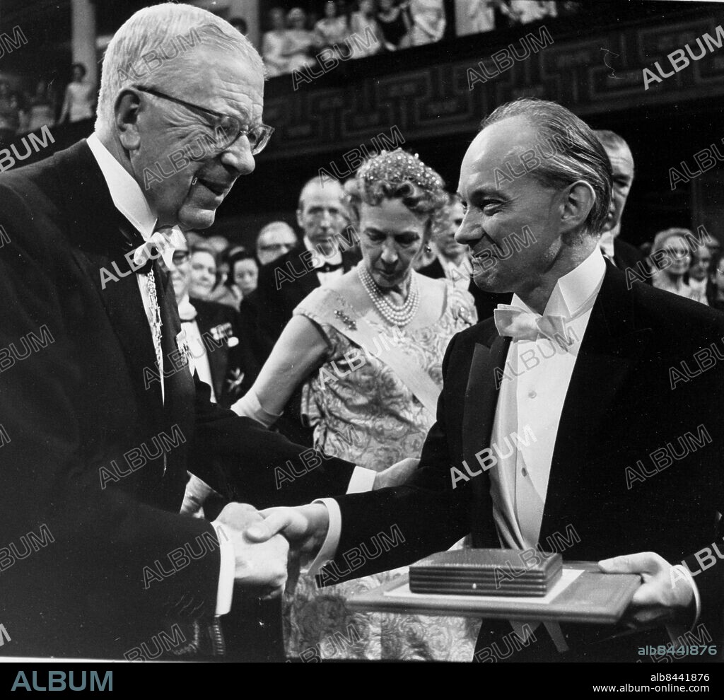 Sweden Nobel 1967. Chemistry Laureate Manfred Eigen from Germany receives his prize from the hand of his majesty king Gustaf VI Adolf of Sweden. Eigen shares the prize with Ronald Norrish och George Porter, Great Britain. Foto: TT Kod: 194 COPYRIGHT SCANPIX SWEDEN.