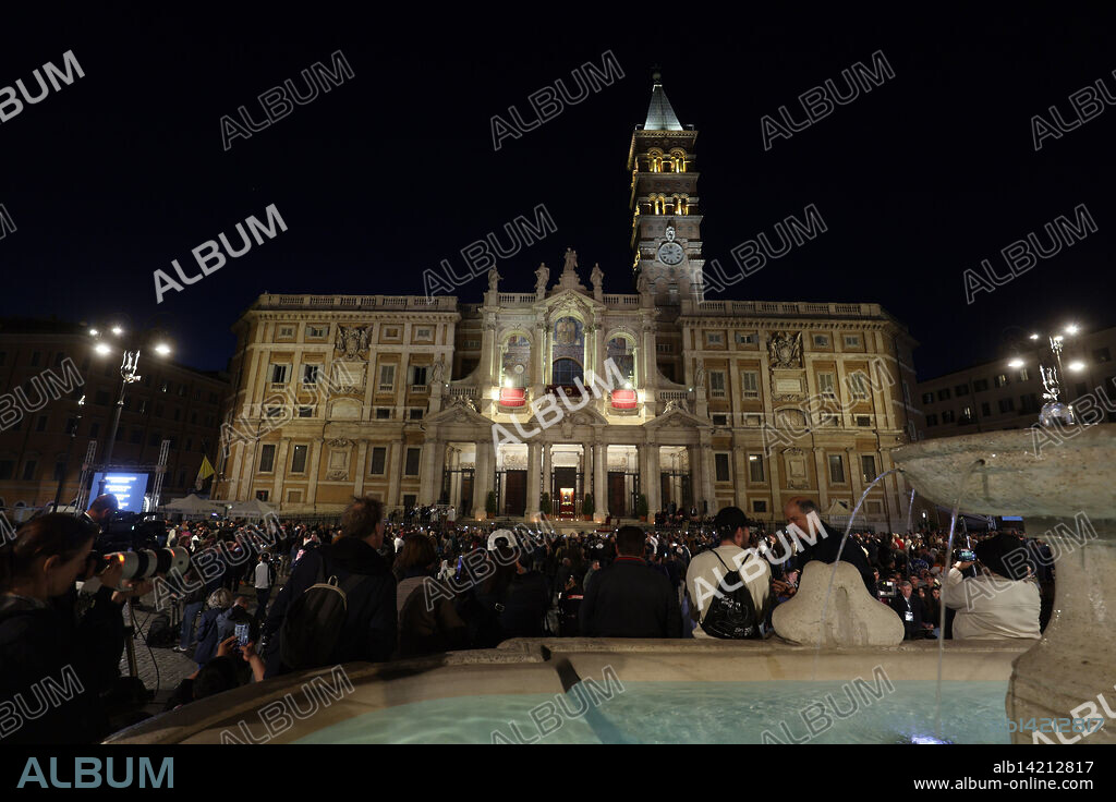 Rome, Saint Mary Major: Rome, 26 April 2025: Cardinal Rolandas Makrickas leads the recitation of the rosary for Pope Francis at the Basilica of Santa Maria Maggiore in Rome where the Pope is buried, in front of the painting of Salus Populi Romani. (Credit Image: © Marco Iacobucci/IPA via ZUMA Press).