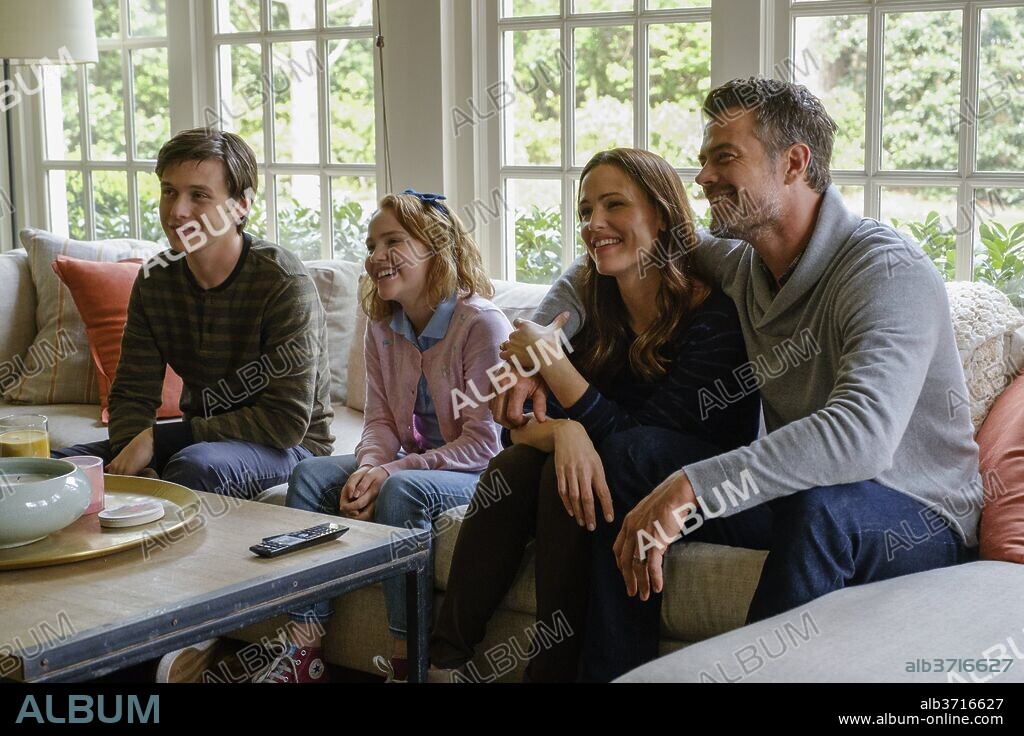 JENNIFER GARNER, JOSH DUHAMEL, NICK ROBINSON and TALITHA ELIANA BATEMAN in LOVE, SIMON, 2018, directed by GREG BERLANTI. Copyright FOX 2000 PICTURES.