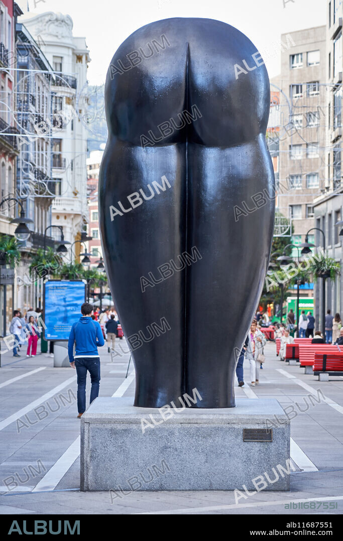 Sculpture, Culis Monumentalibus, Eduardo Úrculo, 2001, Calle Alonso de Quintanilla, Oviedo, Asturias, Spain.
