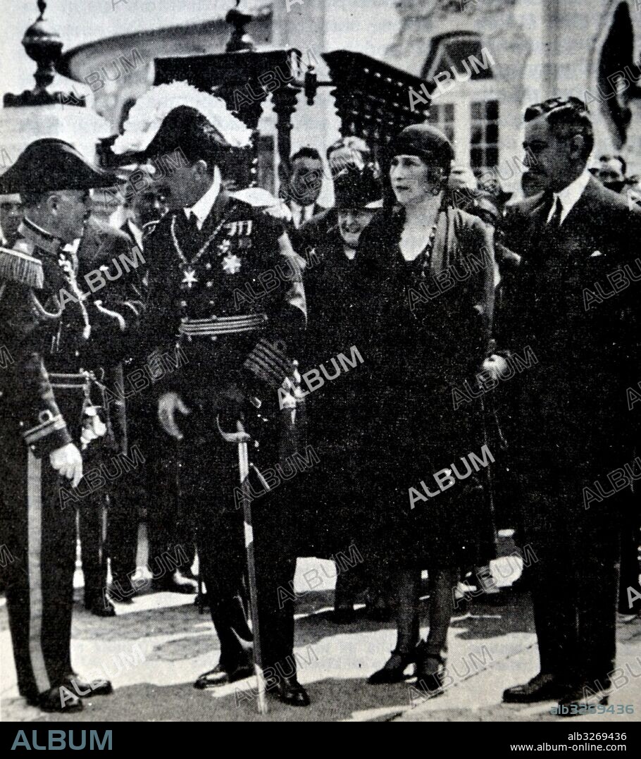 Photograph of Alfonso XIII of Spain and Victoria Eugenie of Battenberg received by Primo de Rivera in the opening of the International Exhibition of Barcelona. Dated 20th Century.