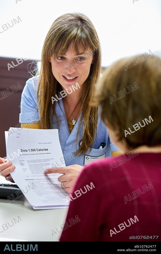 Nurse passing consultation with a patient, Antiguo Health Center, Donostia, San Sebastian, Gipuzkoa, Basque Country, SpainConsulta enfermería, Ambulatorio Antiguo, Centro de Salud, Osakidetza, Donostia, San Sebastian, Gipuzkoa, Basque Country.