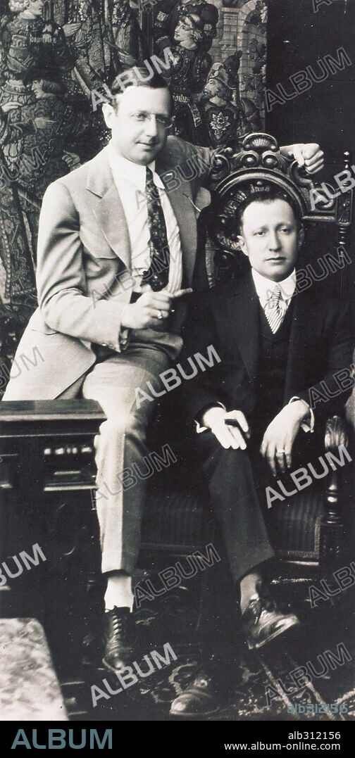 ADOLPH ZUKOR et JESSE LASKY dans FILM HISTORY: PARAMOUNT PICTURES. Jesse Lasky and Adolph Zukor, cinema pioneers and promoters of the motion picture company Paramount Pictures. 1916