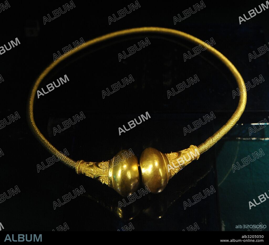Prehistoria. Edad del Hierro. Escandinavia. Tesoro de Havor. Torques de Havor (copia). Collar de oro, siglo I. Procedente de Hablingbo, Isla de Gotland. Museo Histórico (Swedish History Museum). Estocolmo. Suecia.