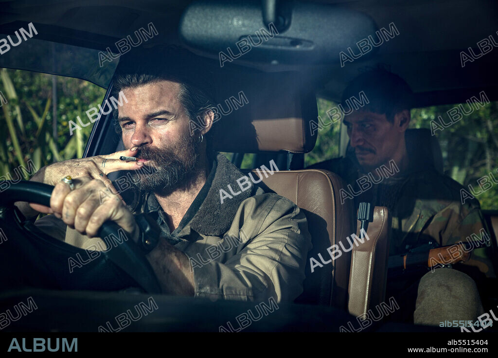 DANIEL GILLIES y MATTHIAS LUAFUTU en ATRAPADOS EN LA OSCURIDAD, 2021 (COMING HOME IN THE DARK), dirigida por JAMES ASHCROFT. Copyright Light in the Dark Productions.