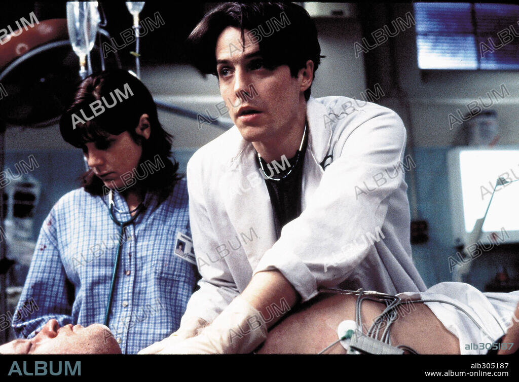 HUGH GRANT en AL CRUZAR EL LÍMITE, 1996 (EXTREME MEASURES), dirigida por MICHAEL APTED. Copyright CASTLE ROCK ENTERTAINMENT.