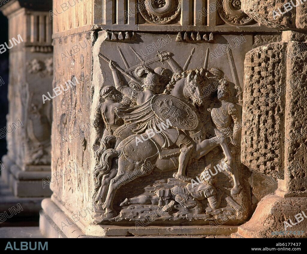 JUAN DE OREA. FACHADA OCCIDENTAL - PEDESTAL - RELIEVES EXALTANDO LA FIGURA DE CARLOS V - BATALLA DE PAVIA - S XVI.