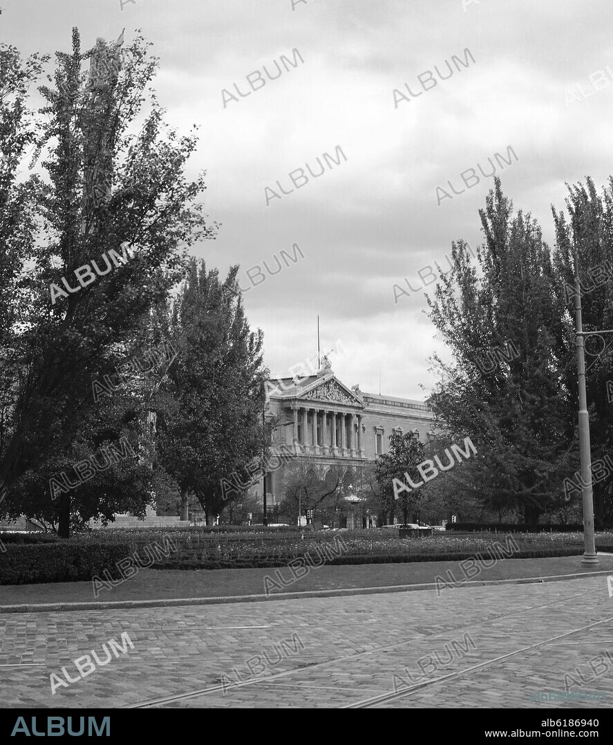 FRANCISCO JAREÑO 1818-92 Y ANTONIO RUIZ DE SALCES. FACHADA PRINCIPAL DE LA BIBLIOTECA NACIONAL - 1866/92 - FOTOGRAFIA EN BLANCO Y NEGRO - AÑOS 60.