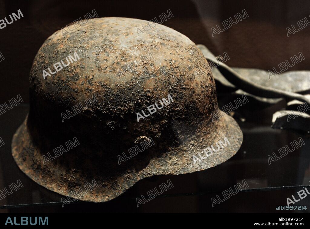 HISTORIA. II GUERRA MUNDIAL. LETONIA. Casco encontrado en el campo de Batalla cerca e More. Más de 200 letones murieron entre el 26-29 septiembre 1944. La División 19 de la legión letona o 19. ª División SS Waffen Grenadier, detuvo el avance del ejército Rojo hacia Riga. Los objetos fueron excavados entre 1994 y 1997. Museo de la Ocupación. Riga. Letonia.