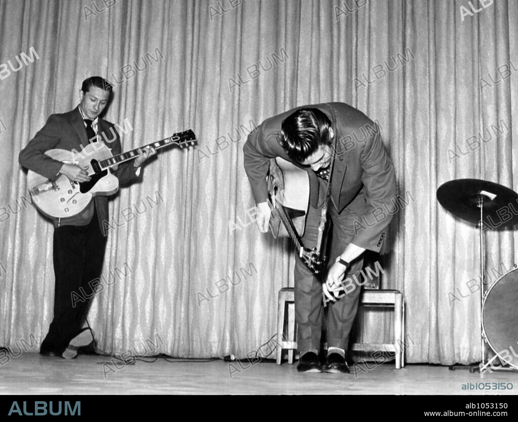 El cantante norteamericano Elvis Presley actuando en los 50 con el guitarrista americano Scotty Moore.