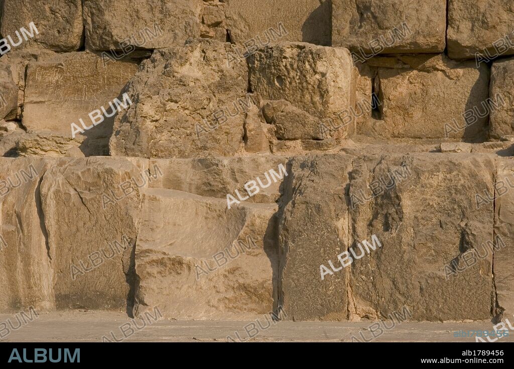 ARTE EGIPCIO. GRAN PIRAMIDE DE JUFU (KEOPS), faraón de la IV DINASTIA (2587-2564 a. C.). l IMPERIO ANTIGUO. S. XXVI. Obra maestra de la arquitectura egipcia. Presenta en su interior dos cámaras funerarias, una en el centro y otra bajo tierra, a las que se accede por corredores estrechos. Su arquitecto fue Hemiunu. Detalle de los bloques de piedra. Necrópolis Real de El Giza. Egipto.