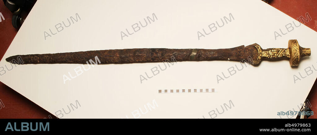 casting of the Hallstatt sword of Gomadingen, handle decorated with gold leaf. Type Mindelheim, ca. 750 BC., Casting, sword, Hallstatt sword, plaster, L. 106,5 cm.