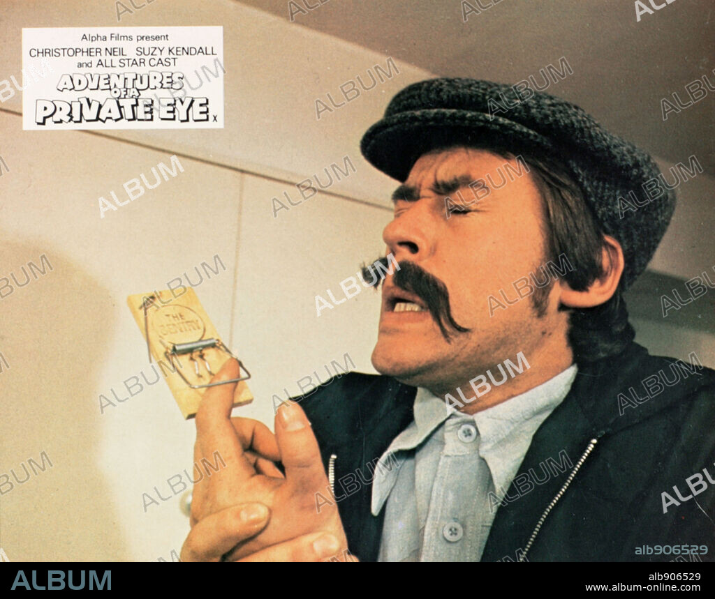 CHRISTOPHER NEIL en AVENTURAS DE UN DETECTIVE PRIVADO, 1977 (ADVENTURES OF A PRIVATE EYE). Copyright SALON PRODUCTIONS.