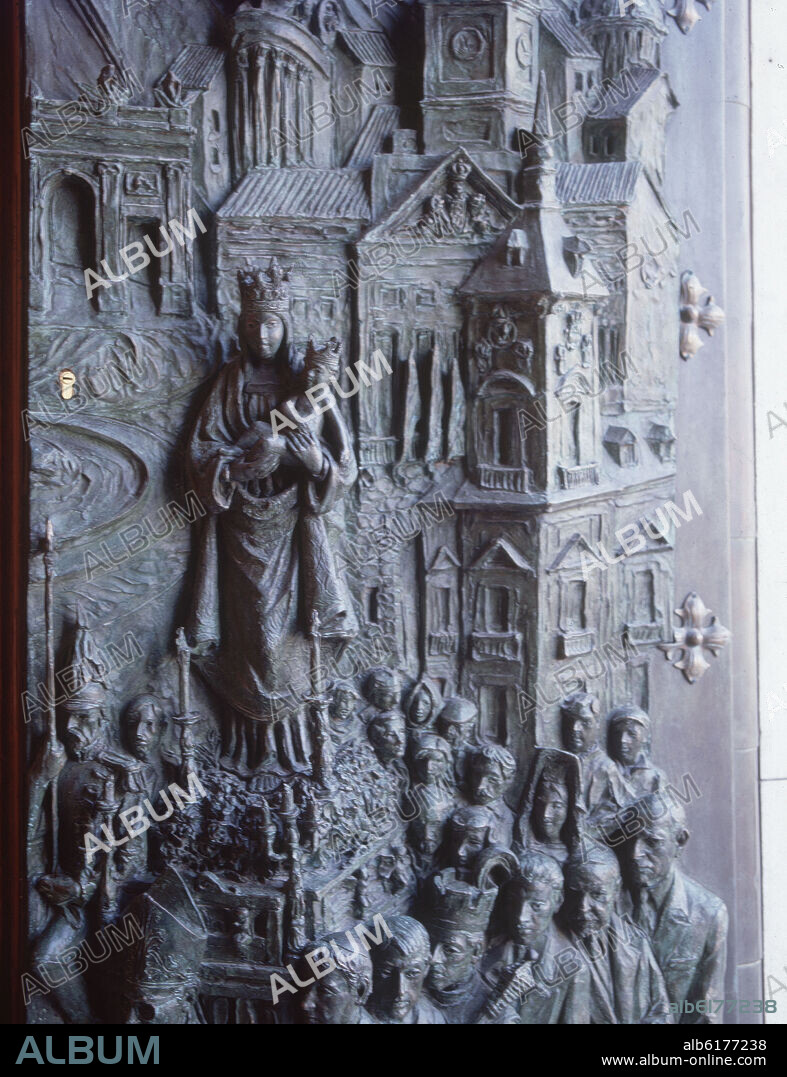 LUIS SANGUINO DE PASCUAL (1934-). DET - NUEVA PUERTA DE BRONCE ESCULPIDO DE LA CATEDRAL - 1999.