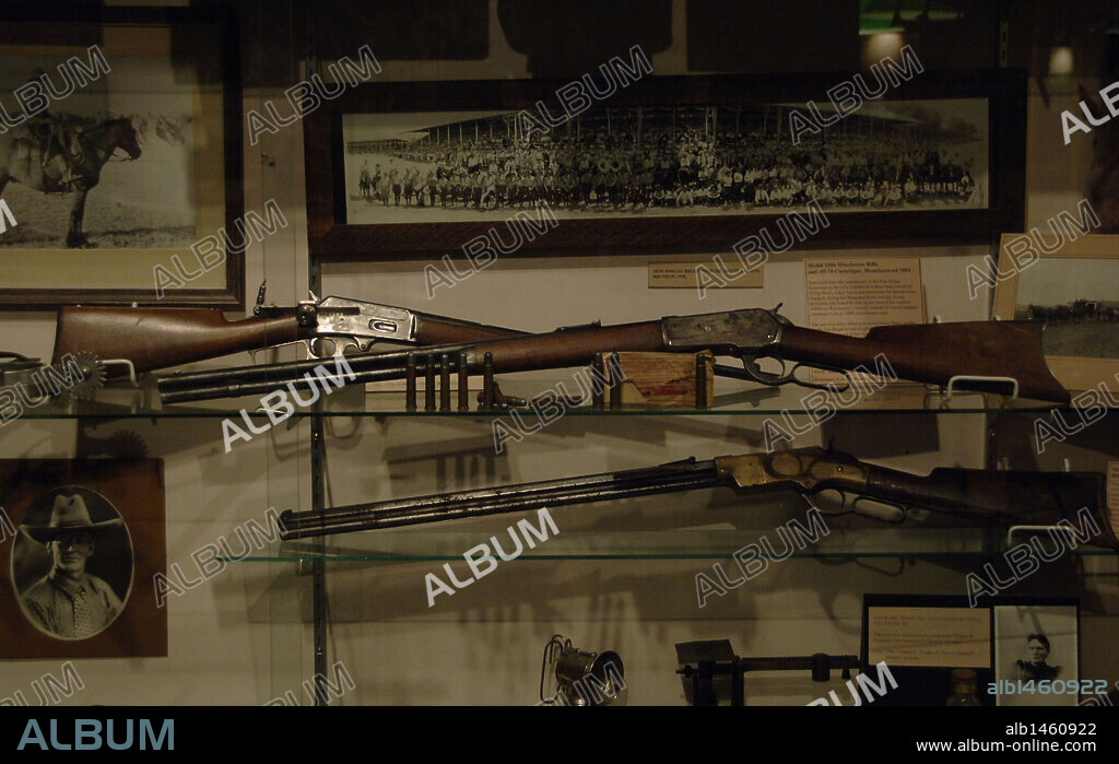 RIFLE WINCHESTER MODELO 1886, fabricado en 1894 (en el centro de la imagen). The Journey Museum. Rapid City. Estado de Dakota del Sur. Estados Unidos.