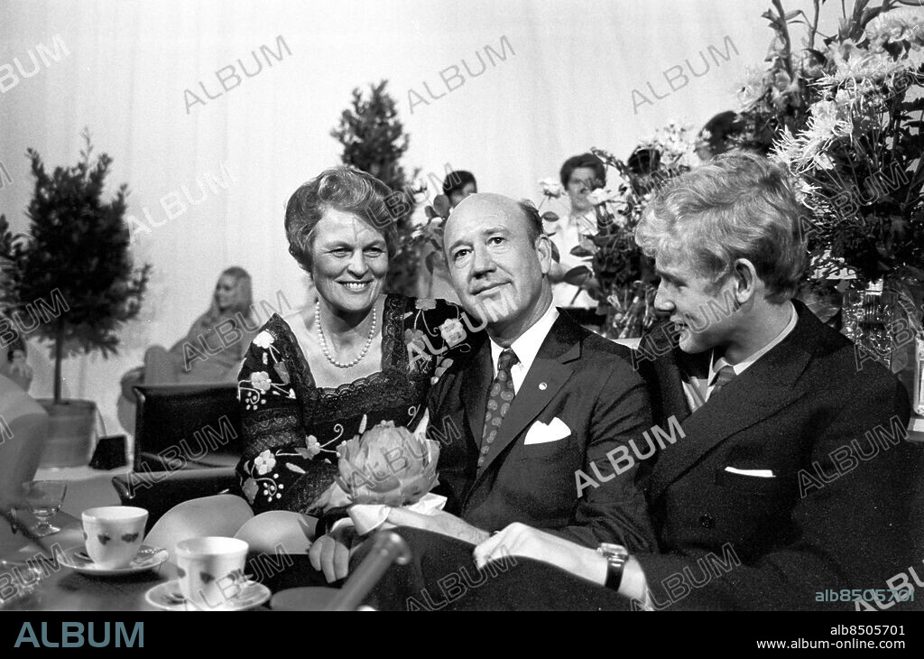 STOCKHOLM 1969-09-24. Lennart Hyland fyller 50 år och har mottagning i TV-husets H-studio. Här ses han med hustru Tuss t v och sonen Per-Otto, 15 år, t h. Foto: Anna Asp / RiR / SVT / Kod: 5600 Reportage publ. i RiR 42/69 sid. 55. RiR 19587 sv/v Födelsedagar Trio persons: PER-OTTO HYLAND;TUSS HYLAND;LENNART HYLAND sites: STOCKHOLM;SVERIGE.