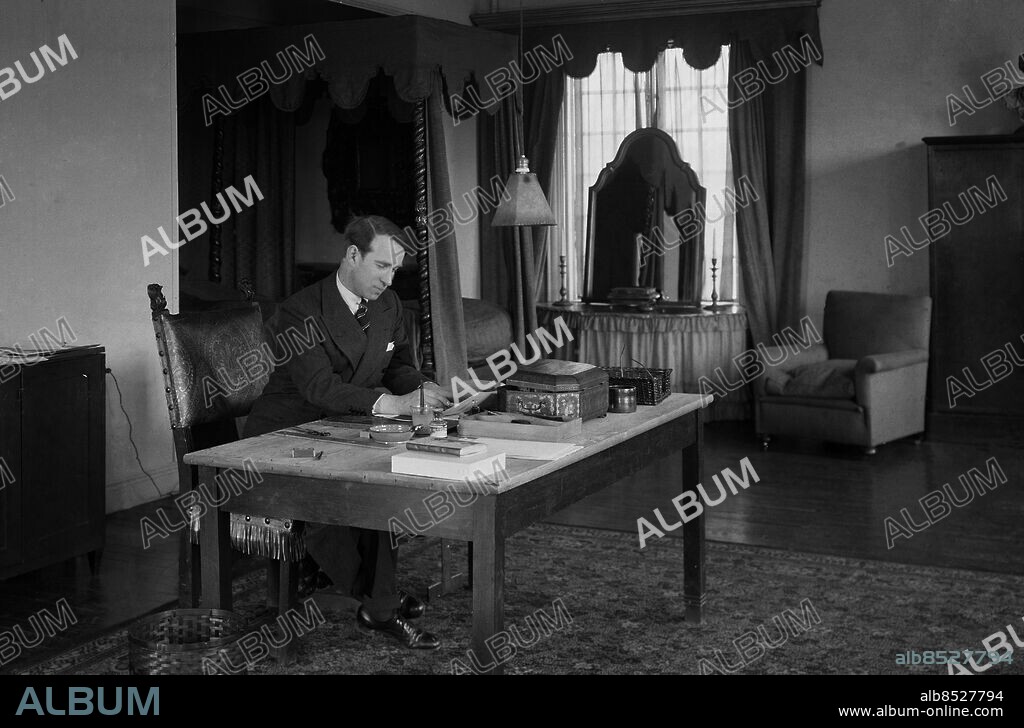 ARKIV 1931 . Einar Nerman (1888-1983), tecknare och konstnär, bror till Ture och Birger Nerman. Nermans mest spridda verk är etiketten på tändsticksasken "Solstickan". Han målade och tecknade flera av tidens kändisar, bla Greta Garbo.. Einar Nerman, drawer and painter. Foto: TT / Kod 1900.