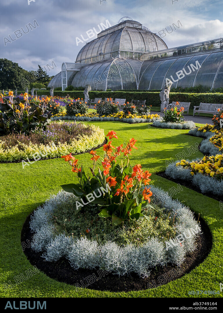 Palm House in Kew Gardens, Royal Botanic Gardens, UNESCO World Heritage Site, Kew, Greater London, England, United Kingdom, Europe.