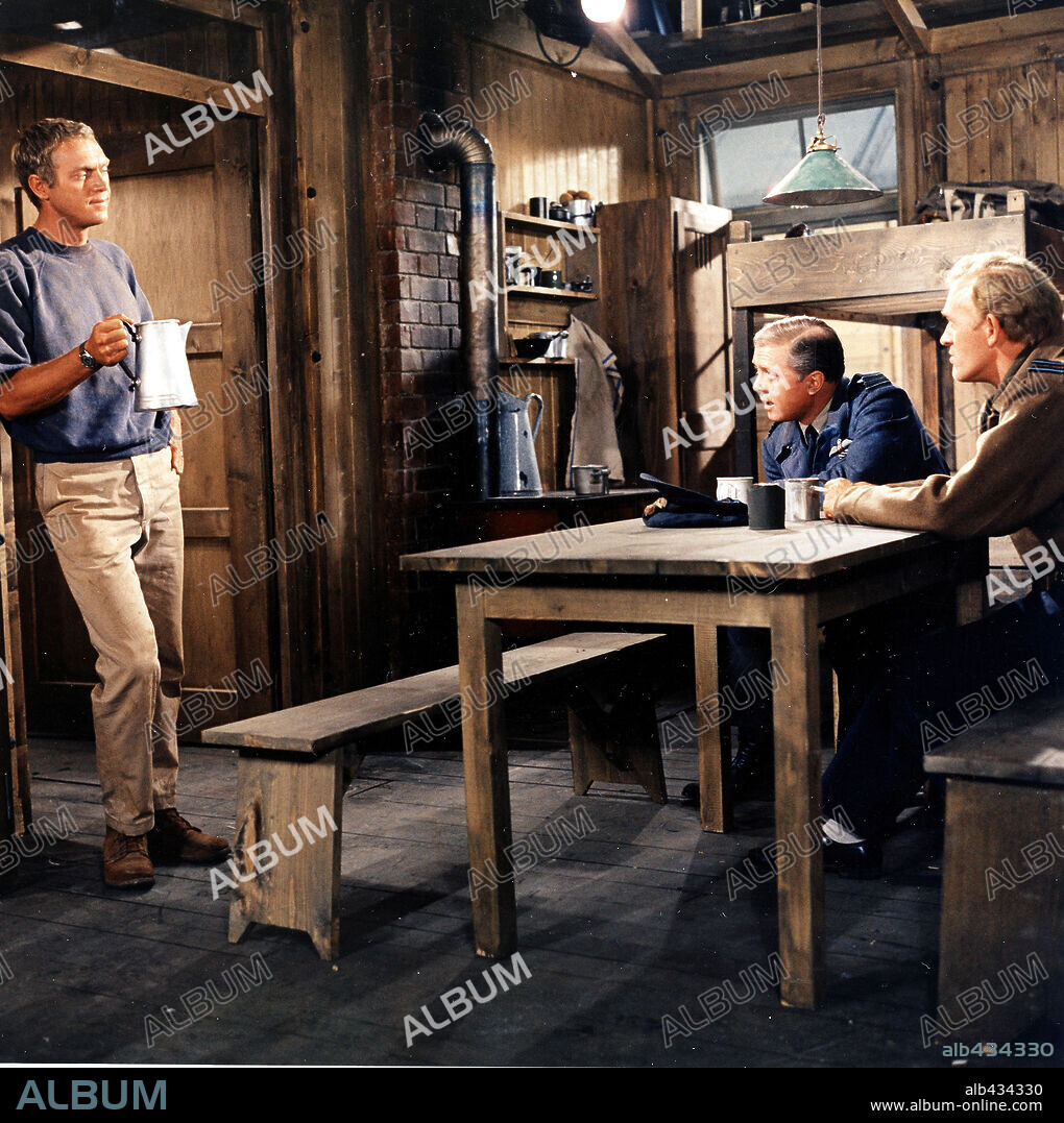 RICHARD ATTENBOROUGH and STEVE MCQUEEN in THE GREAT ESCAPE, 1963, directed by JOHN STURGES. Copyright MIRISCH/UNITED ARTISTS.