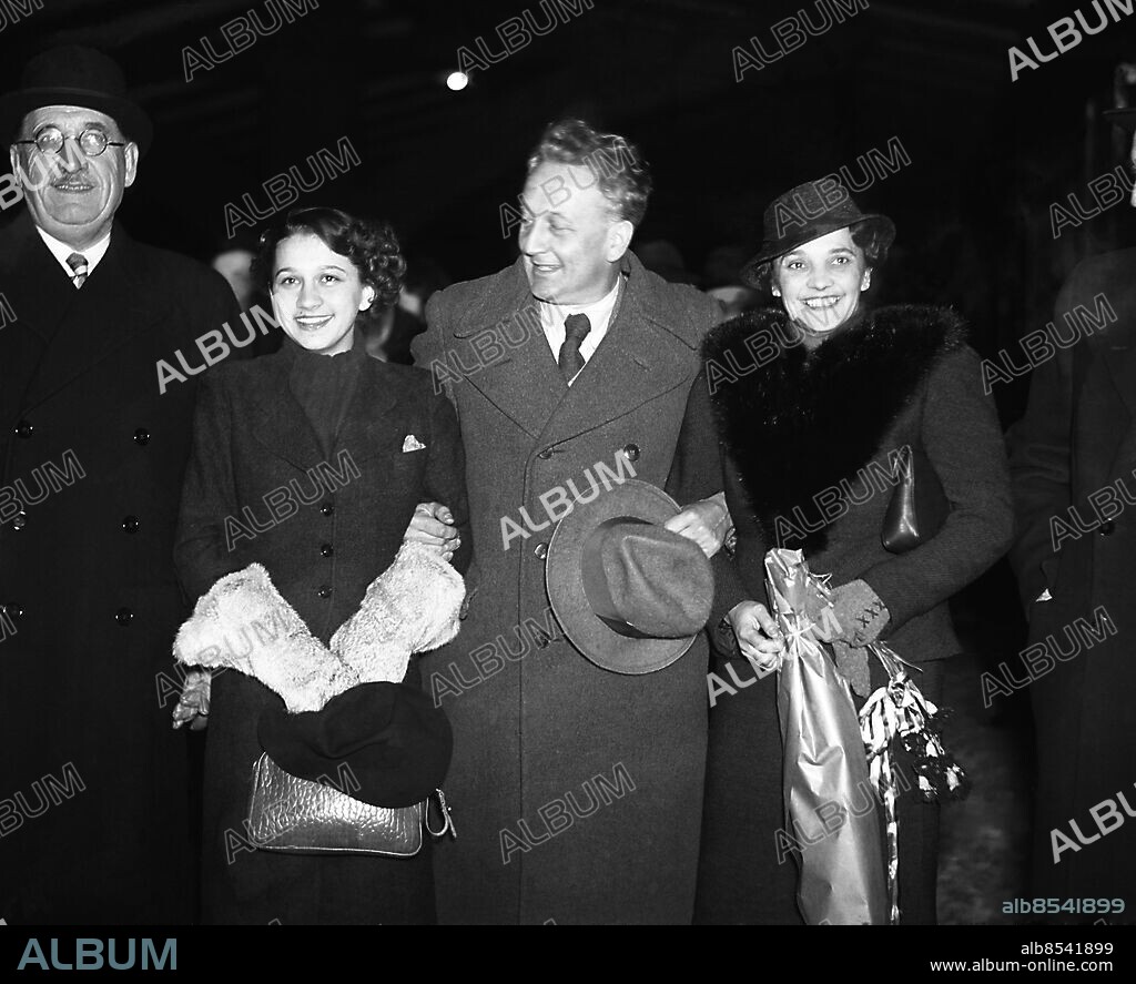 ARKIV 1937. Ungersk-amerikanske läkaren Albert Szent-Györgyi anländer till Stockholm för att motta nobelpriset i medicin.. Hungary-american doctor Albert Szent-Györgyi arrives to Stockholm to receive the nobel prize in medicin.. Foto:Scanpix Historical/1900. Scanpix Sweden.
