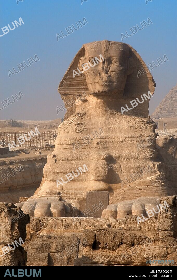 ARTE EGIPCIO. EGIPTO. GRAN ESFINGE DE GIZA. Tallada en roca caliza, tiene forma de león con cabeza humana. Se dice que la cabeza podría representar al faraón Kefrén. Acostada y mirando a oriente, mide 57 m. de longitud y 20 m. de altura. Construida como centinela protectora en la ribera occienetal del Río Nilo, en el siglo XXVI a. C. (DINASTIA IV). PERIODO ANTIGUO. Alrededores del Cairo.