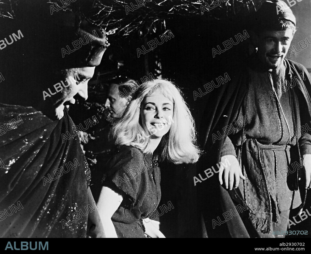ELIZABETH TAYLOR, PETER O'TOOLE and RICHARD BURTON in BECKET, 1964, directed by PETER GLENVILLE. Copyright PARAMOUNT PICTURES.